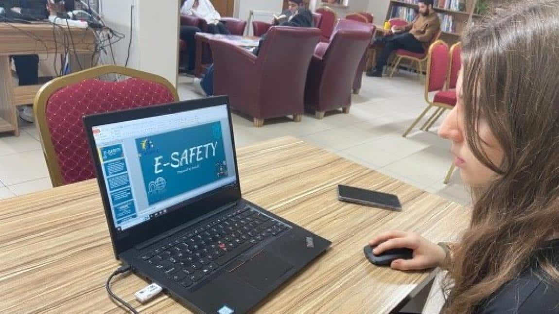 Öğrencimiz İrem K.'den E-Güvenlik Sunumu
